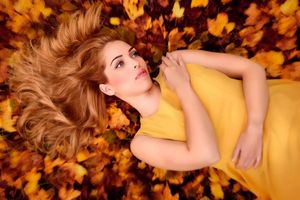 Jesienna odbudowa włosów: jakie procedury wybrać