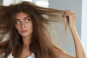 Jak radzić sobie z puszącymi się włosami: praktyczne porady i wskazówki